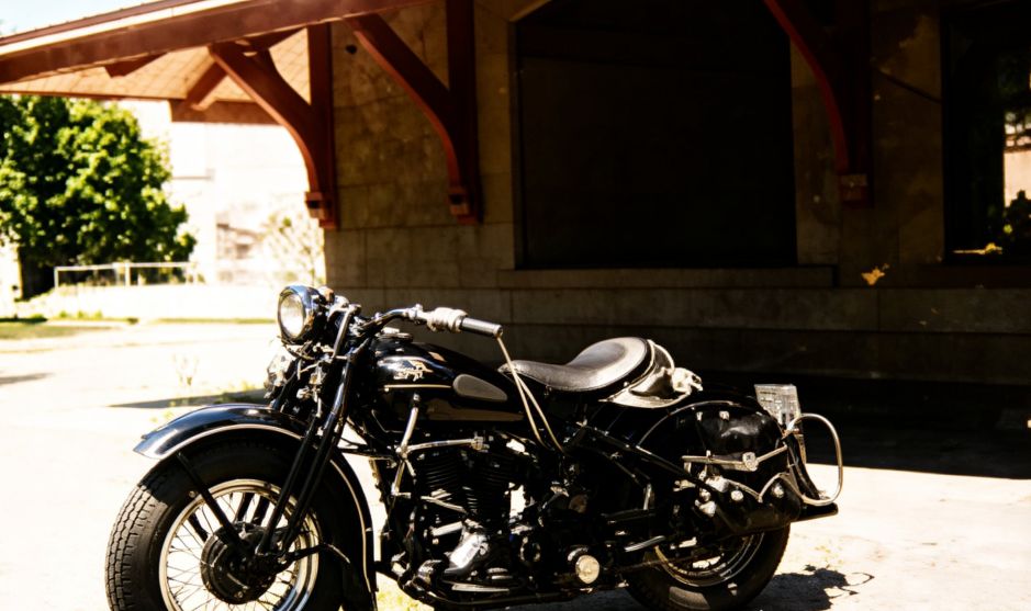 Foto Bambang Sugeng dengan motor Harley Davidson